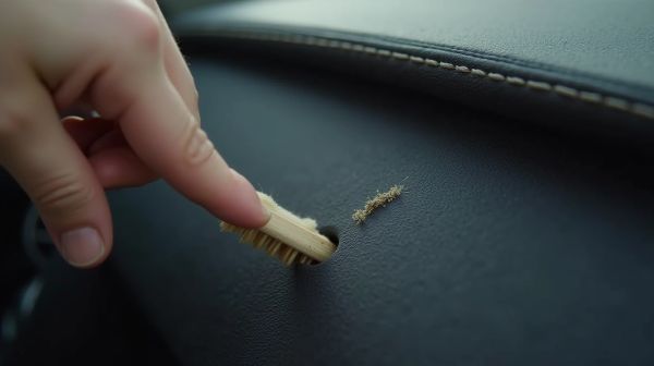 Comment nettoyer efficacement l'alcantara d'une voiture ?