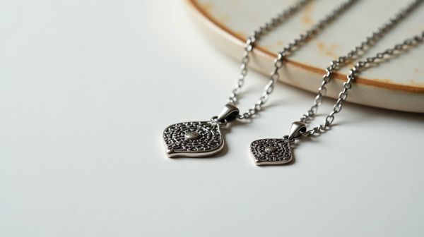 Pourquoi l'argent 925 vieillit mieux que l'acier sur un collier d'homme