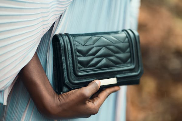 Pochette en cuir pour femme : le style chic et intemporel à adopter